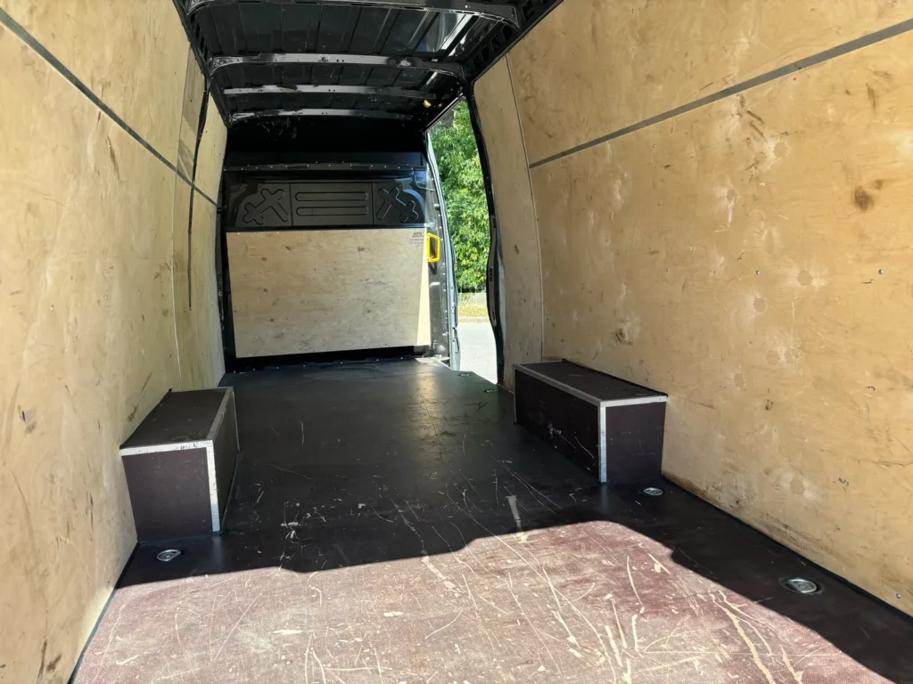 Iveco-Daily-Furgon-Bus-dostawczy-16m3-10