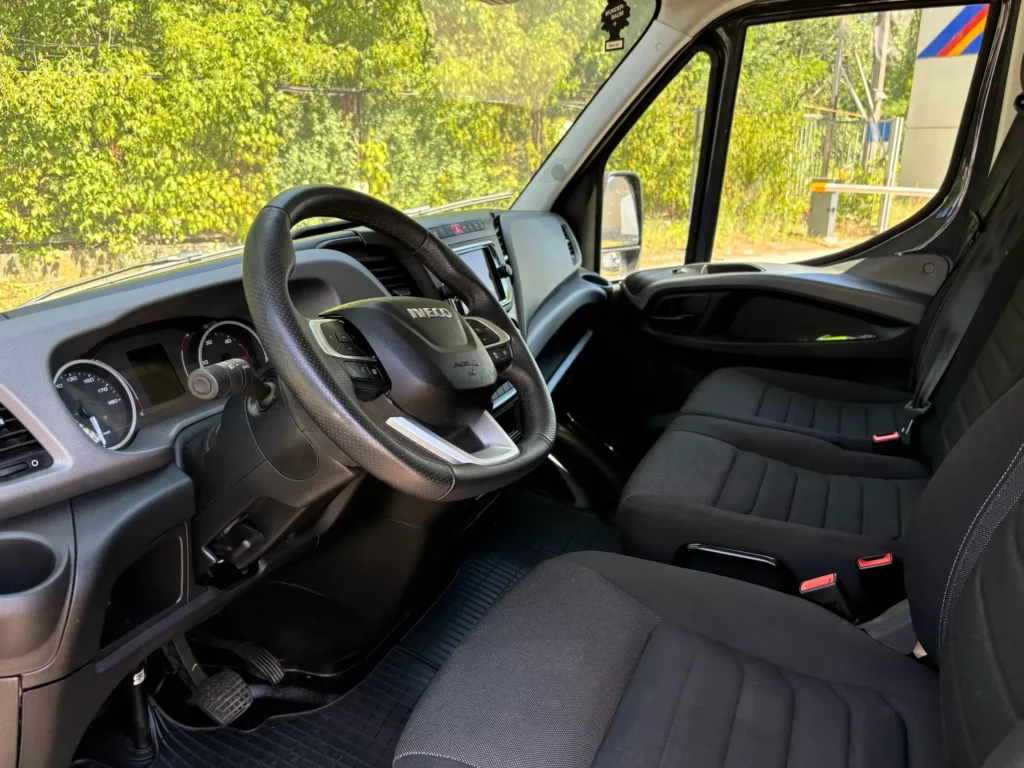 Iveco-Daily-Furgon-Bus-dostawczy-16m3-11