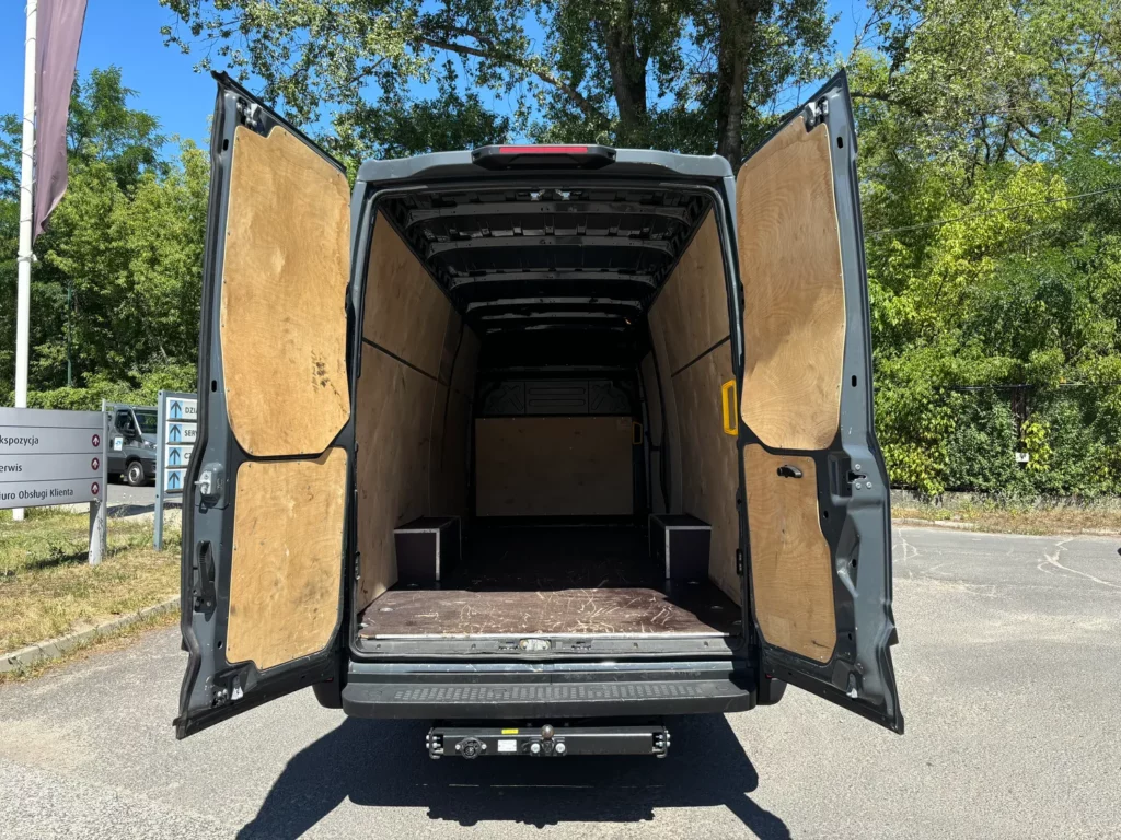 Iveco-Daily-Furgon-Bus-dostawczy-18m3-9