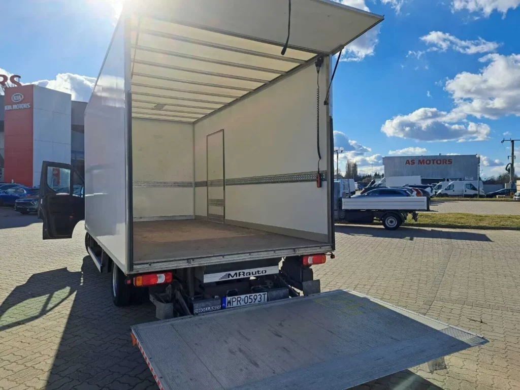 Iveco-Daily-Kontener-8EP-z-Windą-7