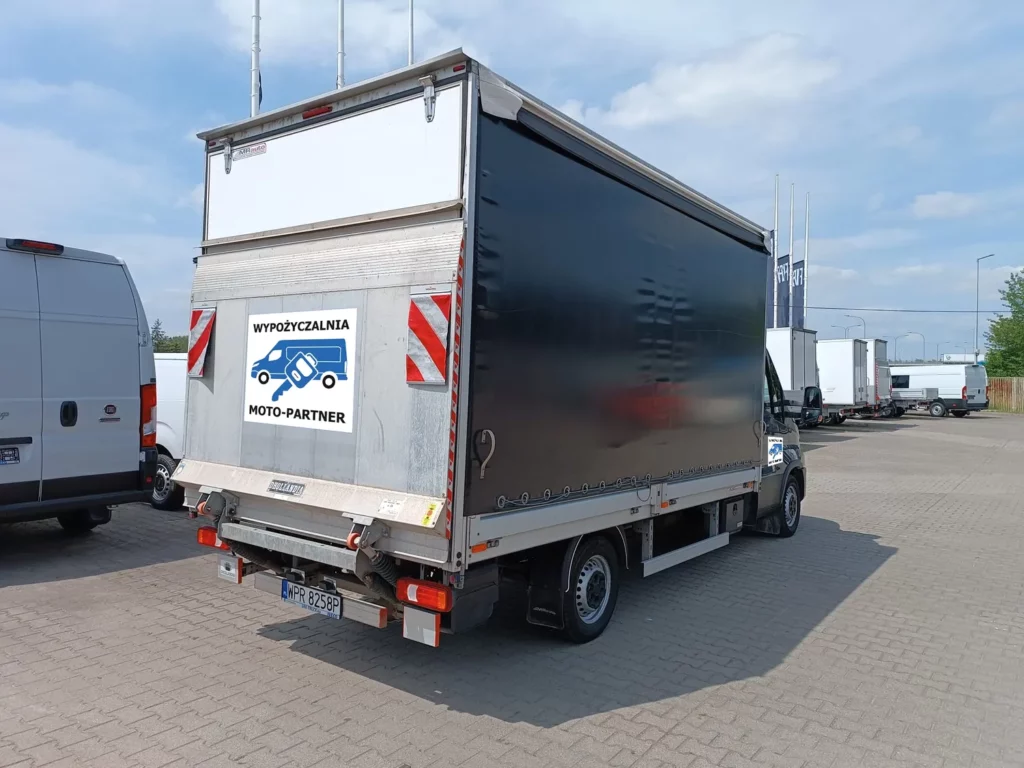 Iveco-Daily-Plandeka-z-Windą-3