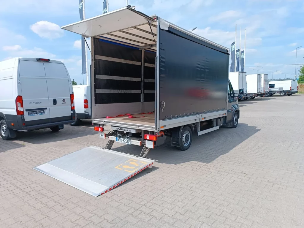 Iveco-Daily-Plandeka-z-Windą-5