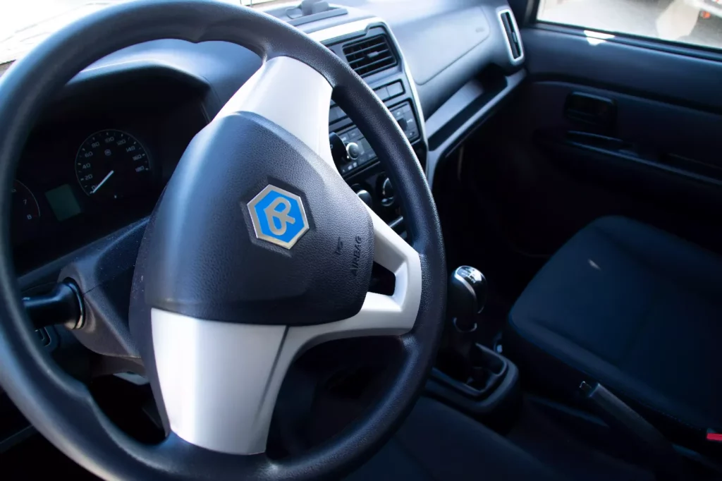 Wnętrze kabiny Piaggio Porter – deska rozdzielcza i kierownica samochodu dostawczego Moto-Partner