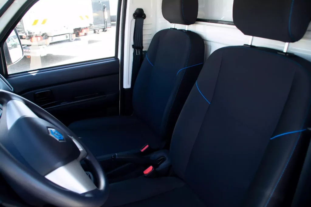 Wnętrze kabiny samochodu dostawczego Piaggio – wynajem w Moto-Partner