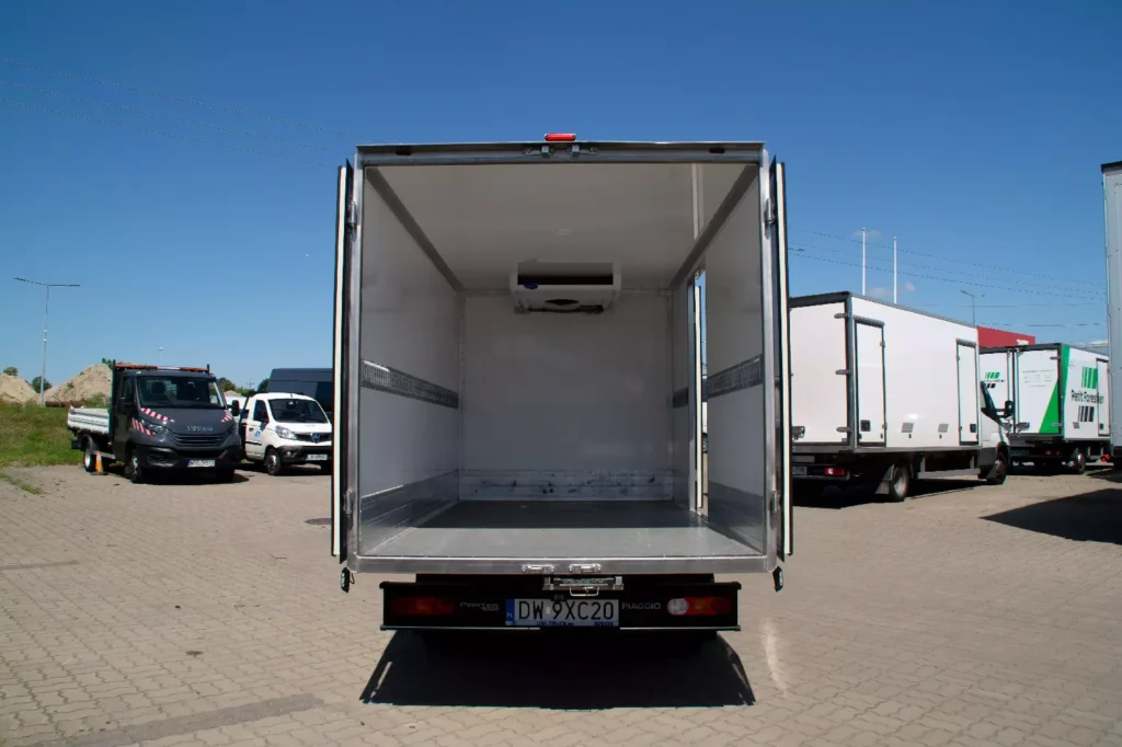 Tylny widok kontenera chłodniczego – samochód dostawczy Moto-Partner