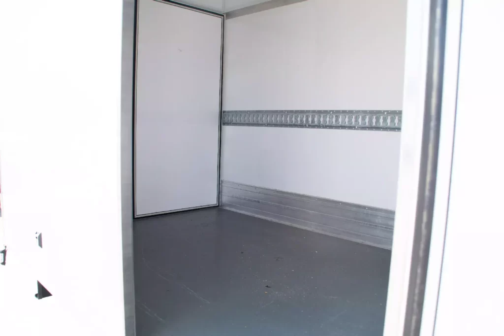 Wnętrze kontenera izotermicznego – wynajem samochodów dostawczych Moto-Partner