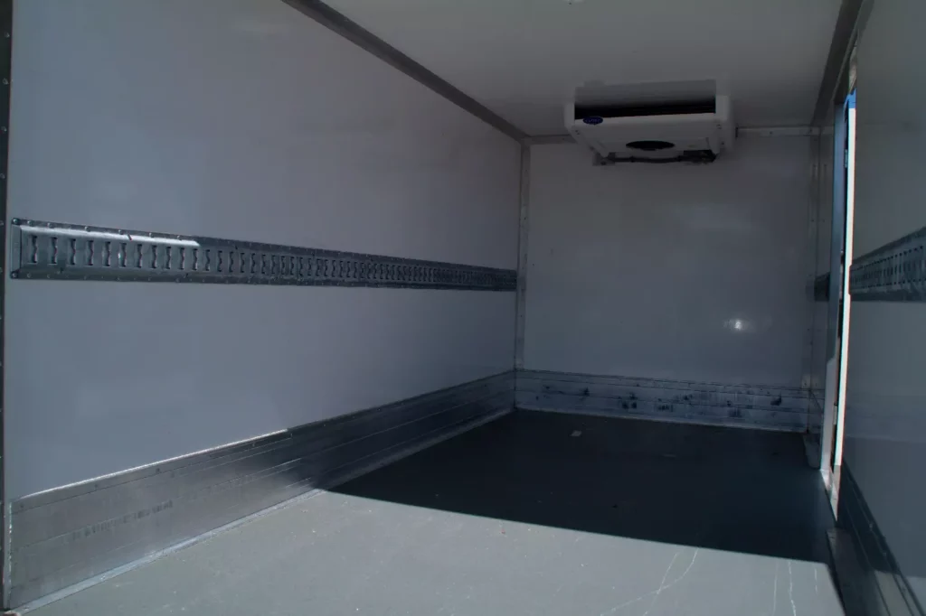 Wnętrze kontenera chłodniczego samochodu dostawczego – Moto-Partner