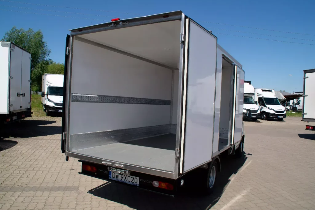 Kontener samochodu dostawczego z otwartą zabudową – wynajem pojazdów Moto-Partner