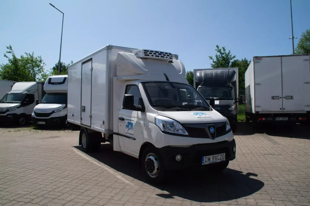 Piaggio Porter NP6 chłodnia – widok z przodu i boku, samochód dostawczy Moto-Partner