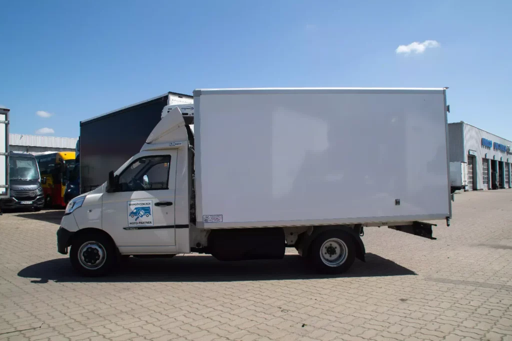 Piaggio Porter NP6 chłodnia – widok boczny samochodu dostawczego Moto-Partner